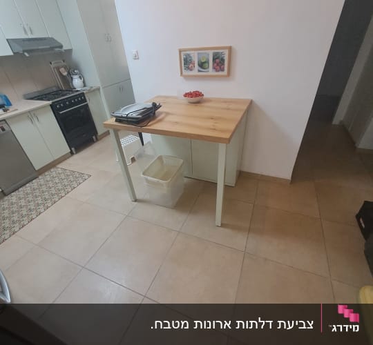 אי מטבח עם משטח עבודה מבוצ